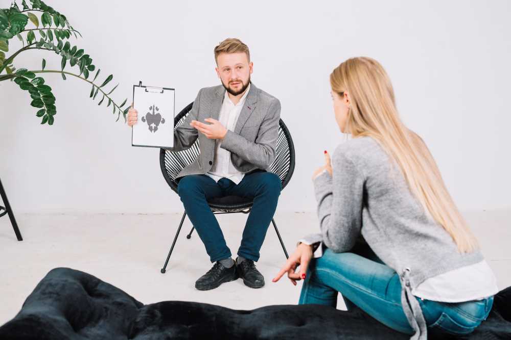 Psychoterapeut, který provádí psychologický test s klientkou 
